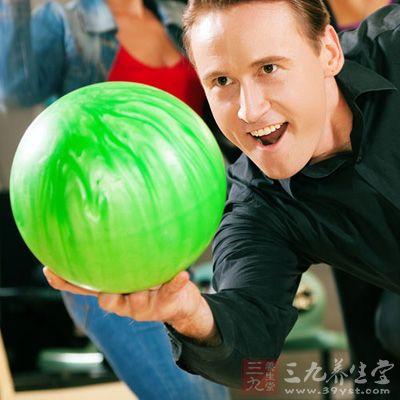 现今均是中心以软木塞和合成强化橡胶混合组成,外层用硬质橡胶,塑胶,玻璃纤维包围而成 现今均是中心以软木塞和合成强化橡胶混合组成,外层用硬质橡胶,塑胶,玻璃纤维包围而成