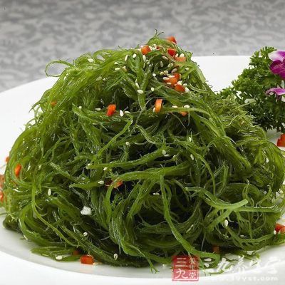 海藻类食物中的碘极为丰富，这种元素是体内合成甲状腺素的主要原料