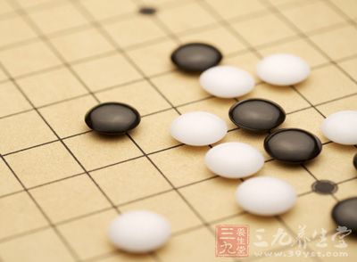 五子棋具有四大特点，分别是，易学、快捷、深奥、普及