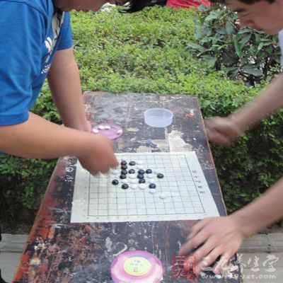 由于五子棋是平衡的藝術(shù)，因此原則上每步棋都應(yīng)下在對方上一步棋周圍貼身的八個位置上