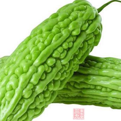 取鲜苦瓜160g(干品80g)，开水冲泡，代茶饮