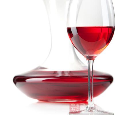 美味的红葡萄酒不仅可以保护心脏，预防癌症