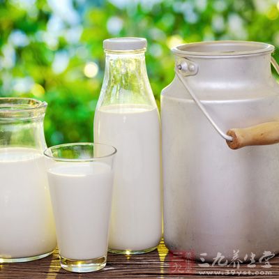 牛奶益脾胃，补气养血，含有多种氨基酸，营养丰富