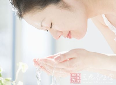 在洗脸的时候，一定要用水多冲一会