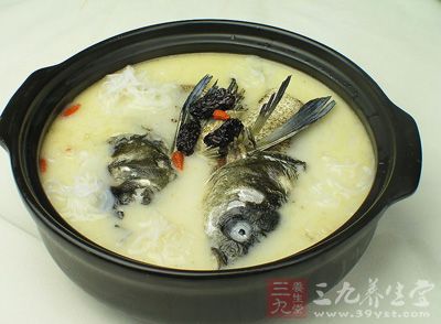 活鲤鱼1尾，火腿片，玉兰片，香菇片，葱，姜，料酒，盐，醋，奶汤(即鸡，鸭肘子和骨头炖的汤)各适量