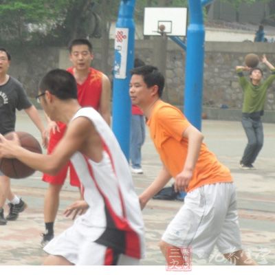 打篮球的技巧 做一个篮球达人(3)