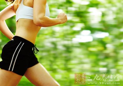 跑步可以消耗我们的脂肪，可以帮助我们瘦身