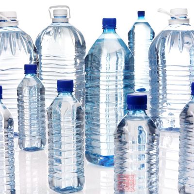 饮用水新国标今起实施 勾兑的矿物质水将隐退