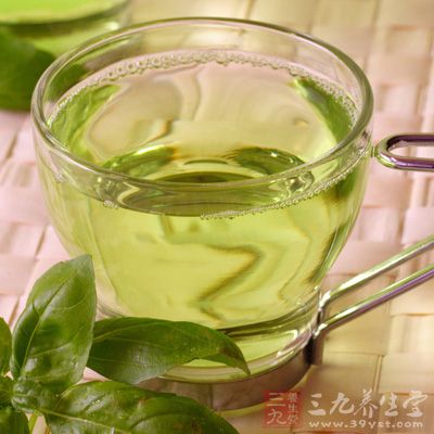 用棉片沾取新鲜的绿茶水