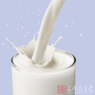 吃牛乳的宝宝大便为碱性，很易促使病菌繁殖，因此更容易红屁屁