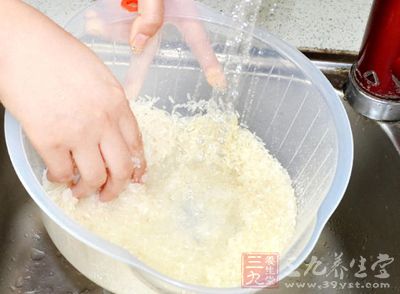 洗米水里含有多种营养物质有助于改善肌肤，使色素均匀