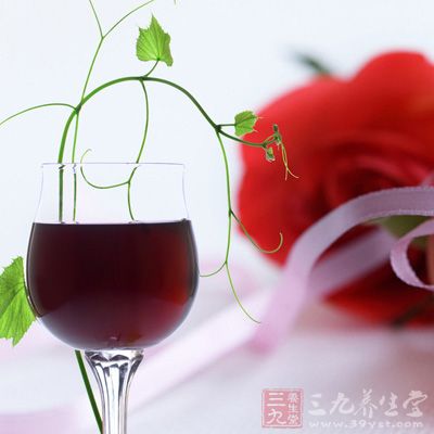 玫瑰酒的制作方法是：取鲜玫瑰花350克，黄酒1500毫升