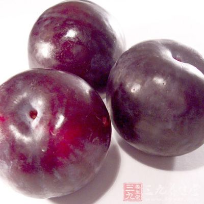 材料：紫李子2个、番茄300g、清汤500g