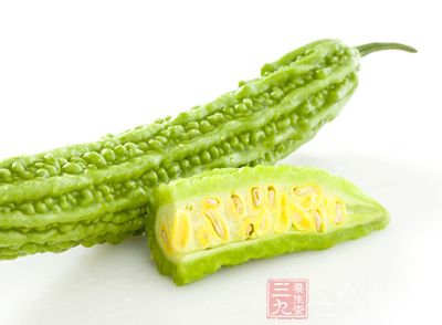 使用苦瓜1条，把苦瓜捣烂如泥，加白糖调匀，两小时后将水滤出，冷服