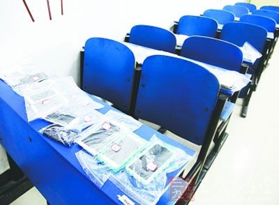 200大学生关手机18小时 超半数出现焦虑情绪