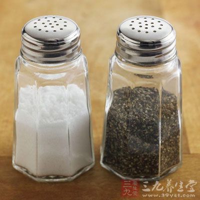 糖尿病人應(yīng)以低鈉飲食為宜，每日食鹽量控制在3克以內(nèi)