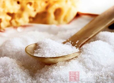 糖尿病人應(yīng)以低鈉飲食為宜，每日食鹽量控制在3克以內(nèi)