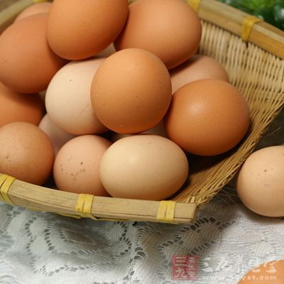 鸡蛋还富含健康脂肪、饱和脂肪和卵磷脂，这些都是帮助肌肉生长的