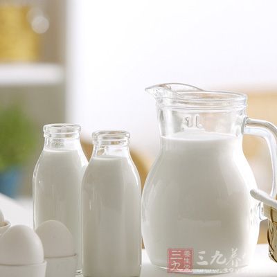 牛奶：被称为'全能食品对骨骼生长发育极为重要
