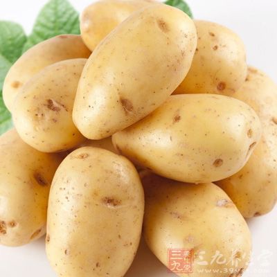 土豆中含有丰富的维生素，可以促进皮肤细胞生长