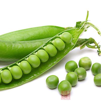 豌豆含有丰富的维生素A原，维生素A原可在体内转化为维生素A，起到润泽皮肤的作用