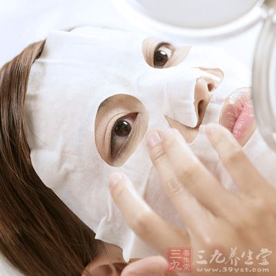 保湿面膜上妆前必备，对付皮肤干燥每天1次敷保湿面膜