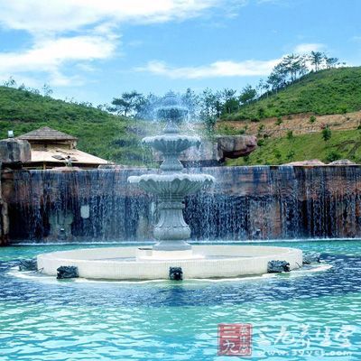 碳酸泉浸浴时,二氧化碳气从呼吸进入肺部,使呼吸变慢变深,并从肺部排出,增强了肺的气体代谢,有助于机体的酸碱平衡 碳酸泉浸浴时,二氧化碳气从呼吸进入肺部,使呼吸变慢变深,并从肺部排出,增强了肺的气体代谢,有助于机体的酸碱平衡