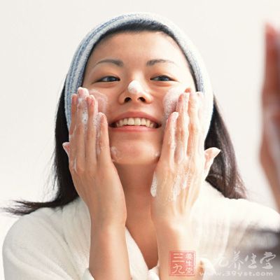 为了平衡油脂分泌，洗完脸后，化妆水在夏季美容护肤的过程中就是必不可少的