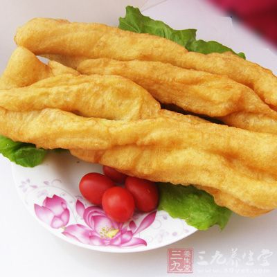 油炸、油煎、熏烤的食物，如油條、烤羊肉串等