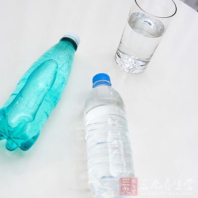 出于好奇性,我测试了超市出售的所有瓶装水。使我惊讶的是,除了天然矿泉水和泉水,其余的pH值都在6.2和6.6之间 出于好奇性,我测试了超市出售的所有瓶装水。使我惊讶的是,除了天然矿泉水和泉水,其余的pH值都在6.2和6.6之间