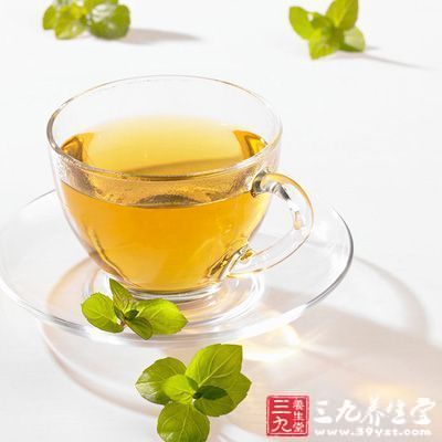 薄荷茶是以冰红茶为基础，添加绵密的鲜奶油点缀并丰富口感，而后淋上清凉碧绿的薄荷糖浆