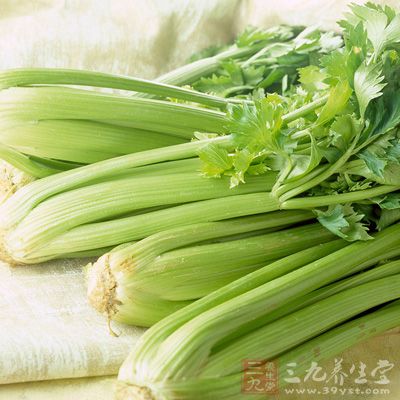 芹菜含有丰富的膳食纤维，能够清理肠胃
