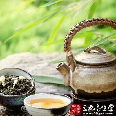 苦是由茶叶内含物种的茶碱产生，涩是口腔中细嫩组织收敛的表现