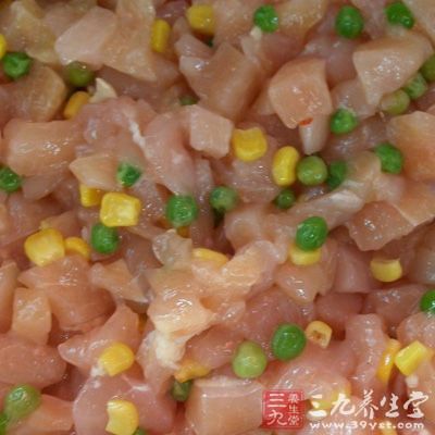 雞丁、魚丁分別滑油后撈起