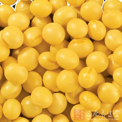 黄豆是一种含有雌激素特质的食品，过量摄入会提高机体雌激素水平
