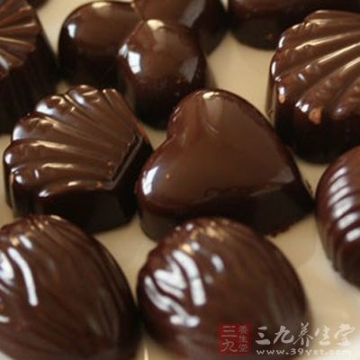 经常吃一些黑巧克力能帮助身体抗老黑巧克力的热量比牛奶巧克力至少低50%，它含有的丰富的抗氧化成分