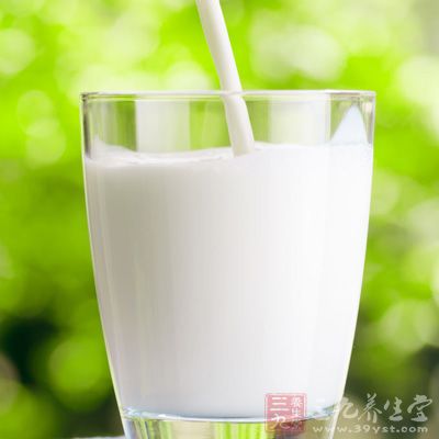 牛奶不仅含有大量的钙质，还含有钾和维生素B2，有缓解情绪抑郁、合成胶原蛋白之功效