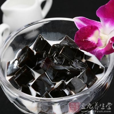 龟苓膏偏寒性，脾胃虚弱、食欲不振、大便较稀的人不宜吃