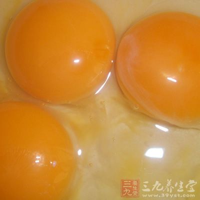 拿两个生鸡蛋，取蛋清的部分，用梳子粘上蛋液，然后梳在干枯毛躁的地方