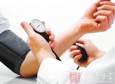 而一般人正常血压范围为收缩压140--90mmHg ，舒张压90--60mmHg 