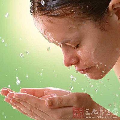 晒后一定不能用热水洗脸，因为热水影响毛细血管的收缩扩张，是晒后长斑的一个很重要的原因