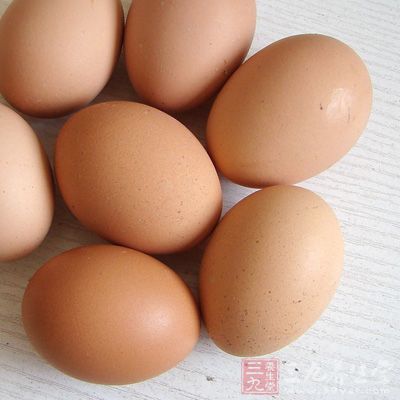 吃鸡蛋就是可以补充蛋白质，鸡蛋的蛋白部分含有大量的蛋白质