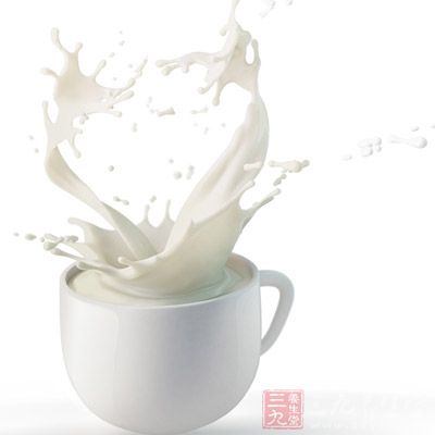 如果不局限于脱脂牛奶，只要每天喝三杯以上，患粉刺的可能性就会提高22%