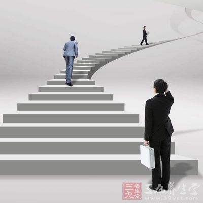 中老年人爬3-5层楼梯感到心跳加快,有些气喘,但休息10分钟恢复正常为