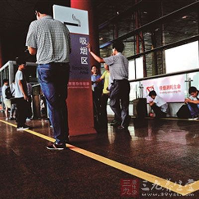 北京地铁已全面禁烟 首都机场新增17处吸烟区