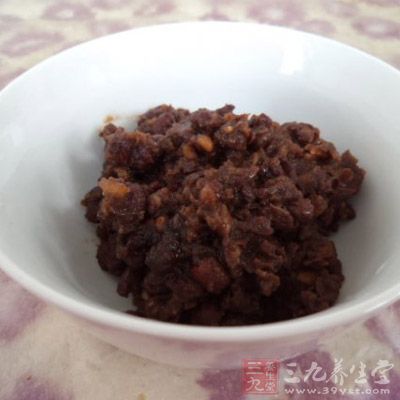 中间铺一层豆沙，再将其余的绿豆沙铺上，揿结实