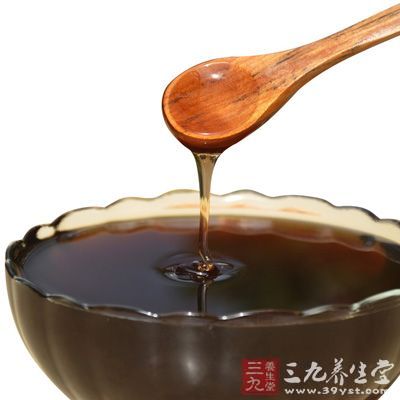 降低血清胆甾醇：将何首乌制成片剂(内含70%浸膏及30%制首乌粉剂)，每次5片，日服3次