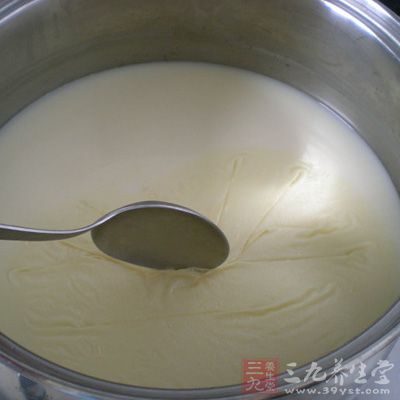 開始點(diǎn)豆腐了，把浮在豆?jié){上面的豆?jié){皮挑出去