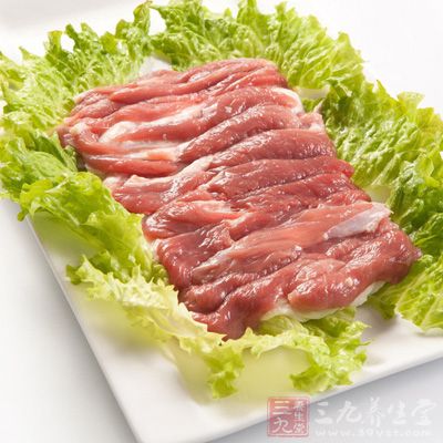 热性食物能使人体内热加重，有碍机体聚血养胎，这类食物如羊肉，狗肉，鹿肉，公鸡肉