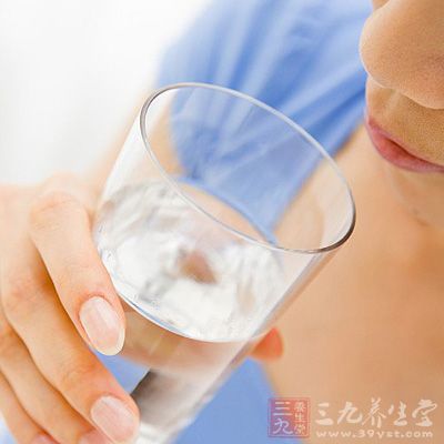 多补充水分，一般每天需饮水1500-2000毫升